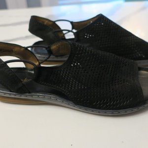 Clarks artisan Suede Peep Top Flats Never Worn Size 5